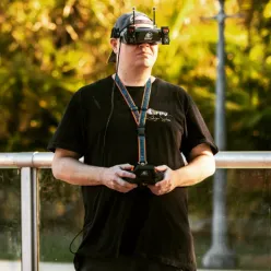 Rodrigo Sclosa pilotando FPV